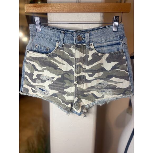 BDG Urban Outfitters Size 24 High Rise Dree Cheeky Distressed Camo Shorts Denim - Picture 1 of 3